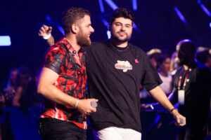 Zé Neto e Cristiano celebram 10 anos de carreira com gravação intimista de novo DVD