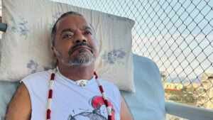 Arlindo Cruz é internado com pneumonia; estado de saúde inspira cuidados, mas é estável