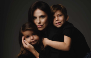 Débora Silva celebra o Dia das Mães com ensaio especial ao lado dos filhos José e Clara