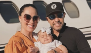 Zezé Di Camargo se declara em foto com Graciele e a filha