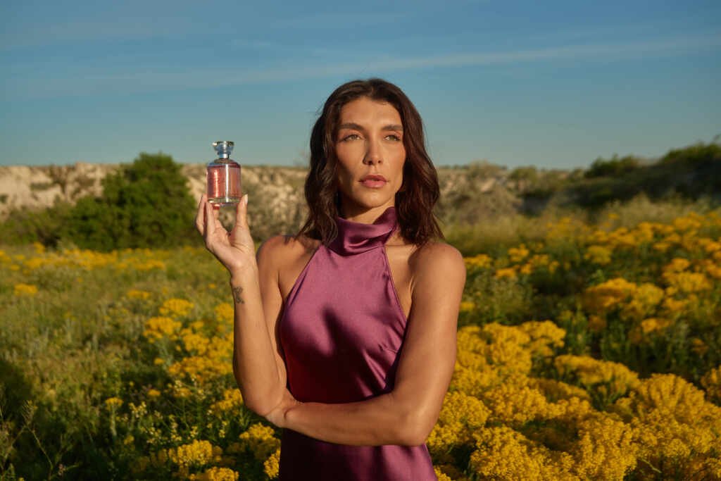 Influencer grava campanha do seu primeiro perfume na Turquia após votação com seguidores