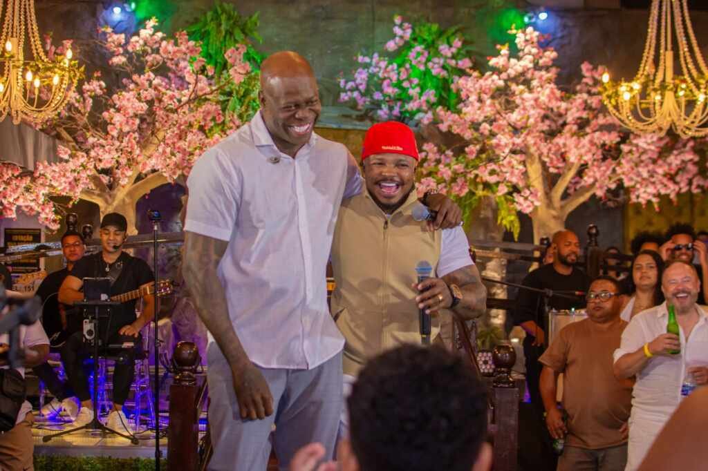 A voz que emociona: Clelton de Jesus canta Roberto Carlos em pagode