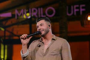 Murilo Huff presenteia fã cantora, com música e videoclipe pagos por ele