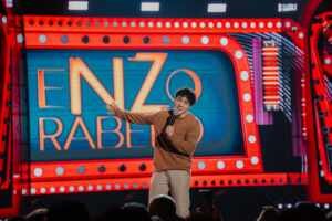 Enzo Rabelo revive grandes sucessos no projeto “Tempo Certo”