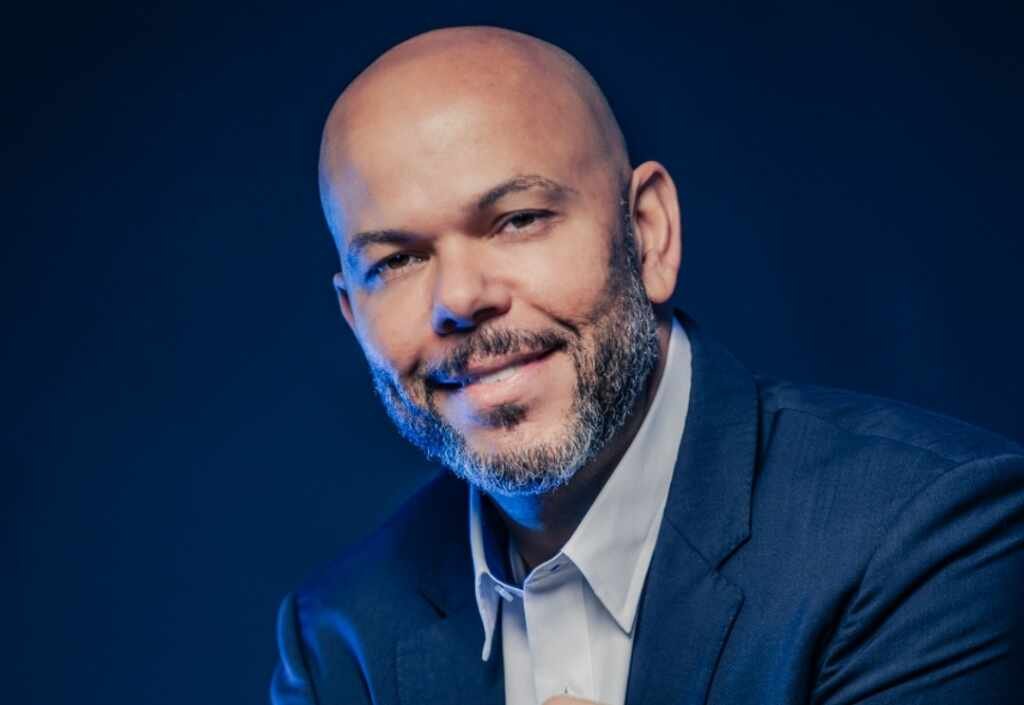 Lucio Santana lança novo livro “Remissão de Tempo” Lucio Santana lança novo livro “Remissão de Tempo”