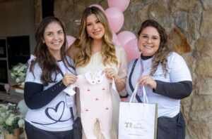 Niina Secrets celebra chá revelação intimista em casa com almoço especial