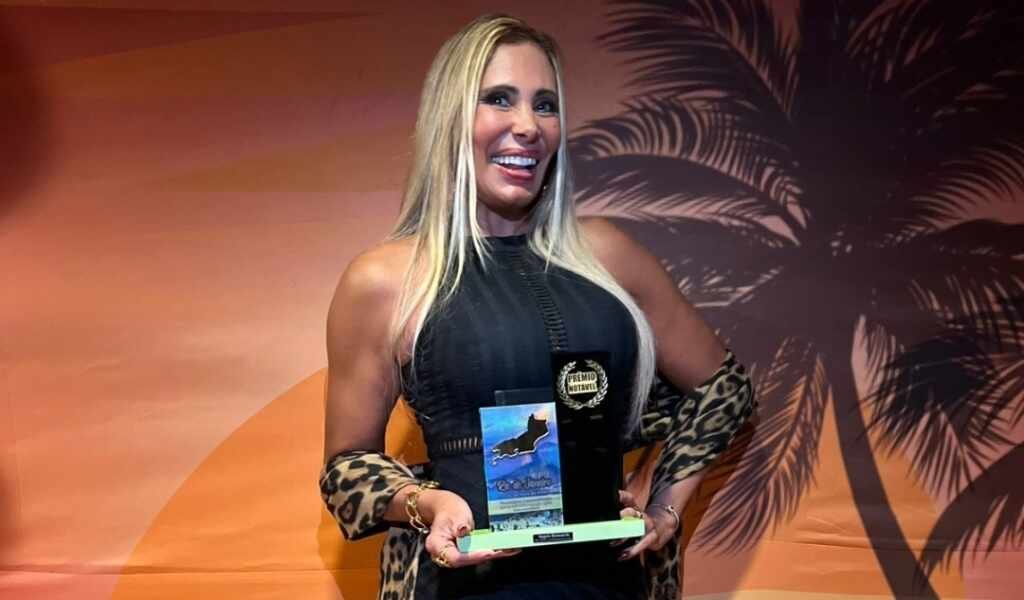 Ângela Bismarchi é homenageada no Prêmio Mulher e Notável