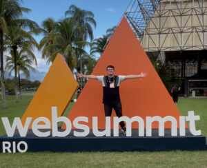 Influenciador Thiago Loures marca presença no Web Summit 2025