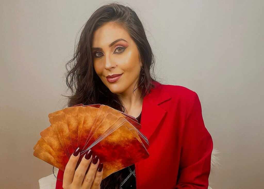 Madame das Cartas: A conselheira espiritual das estrelas que vem fazendo sucesso