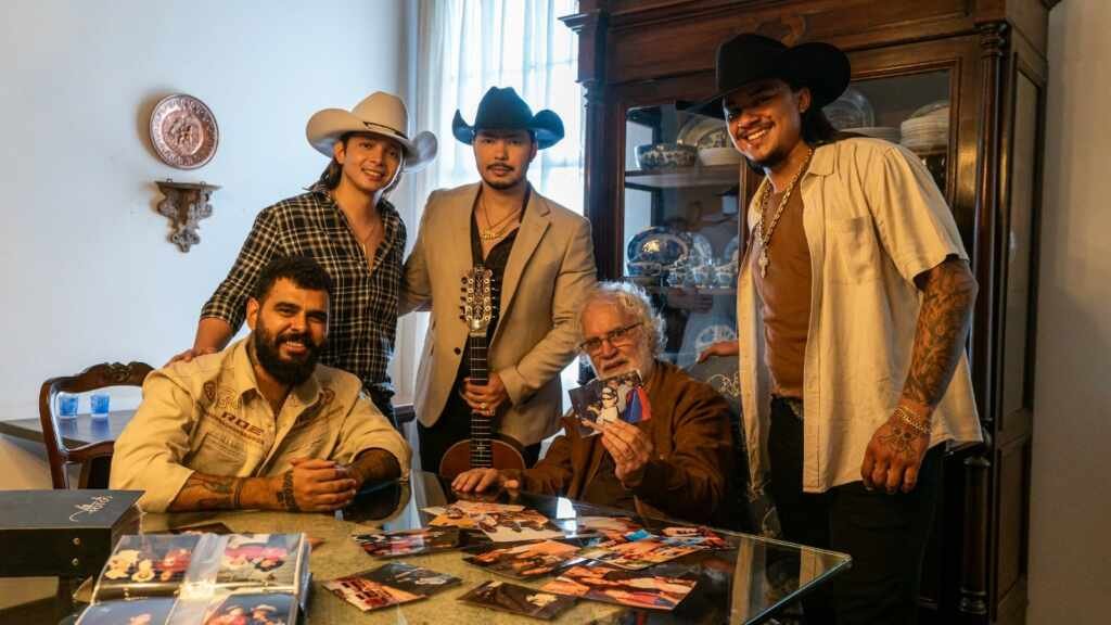 Us Agroboy lança 'Fotos Antigas', em parceria com Renato Teixeira e dupla Mayck e Lyan