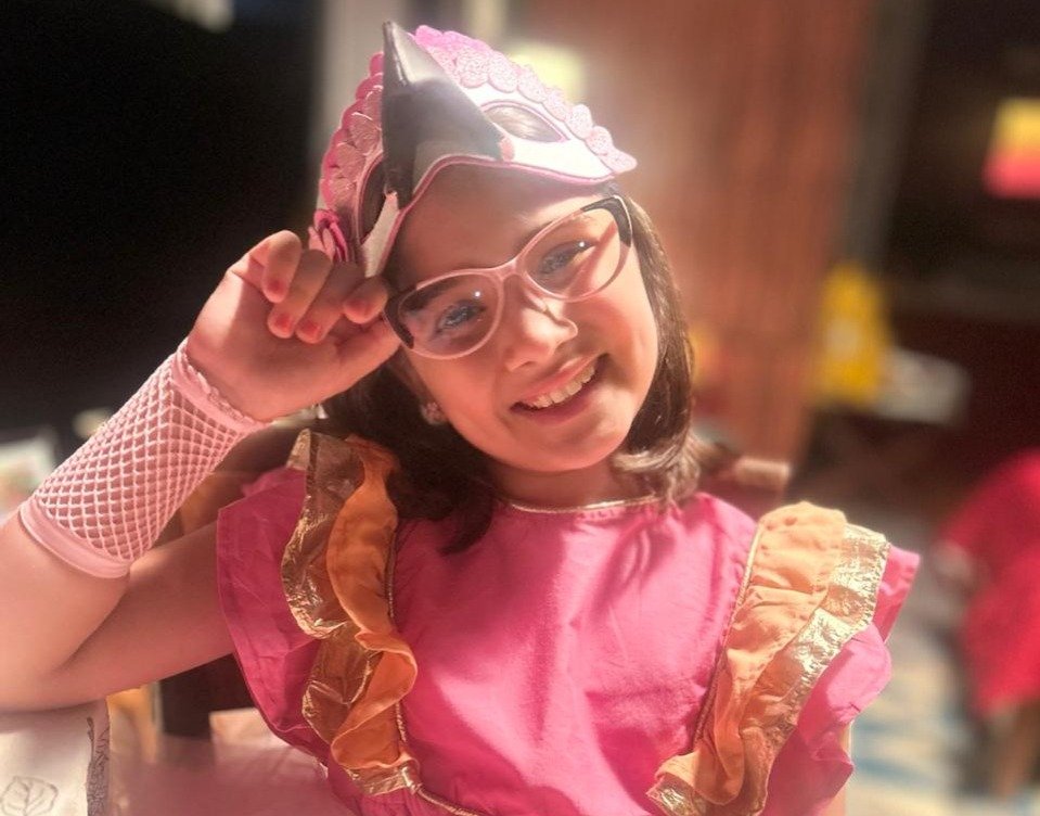 Talento: Alice Monteiro vive Laura na infância em filme dos 60 anos da Globo