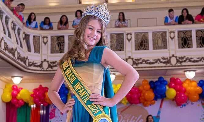 Maria Isabel Nogueira encanta em desfile solidário da CACCST