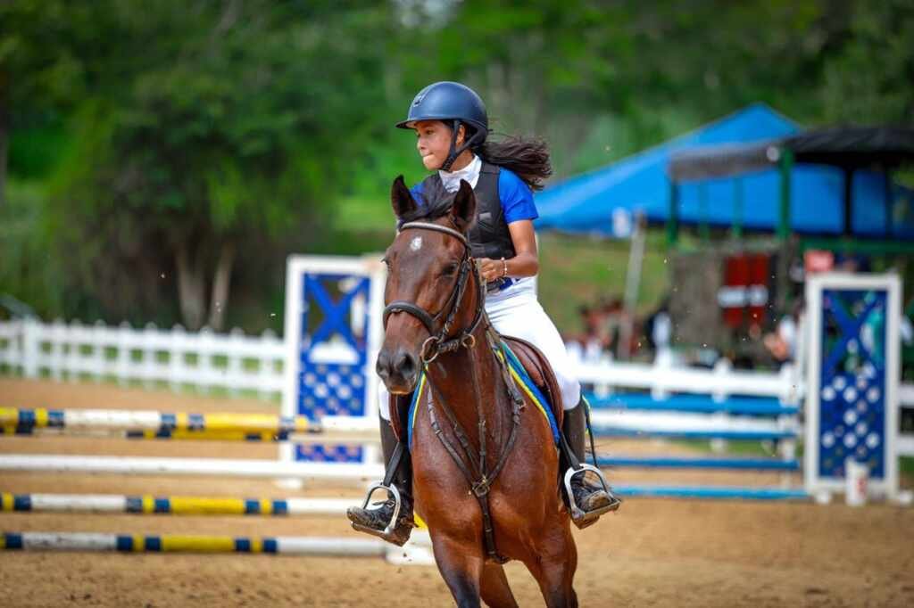 Brilho em dobro! Julia Camargo, irmã de Alice Camargo, se destaca no hipismo aos 12 anos