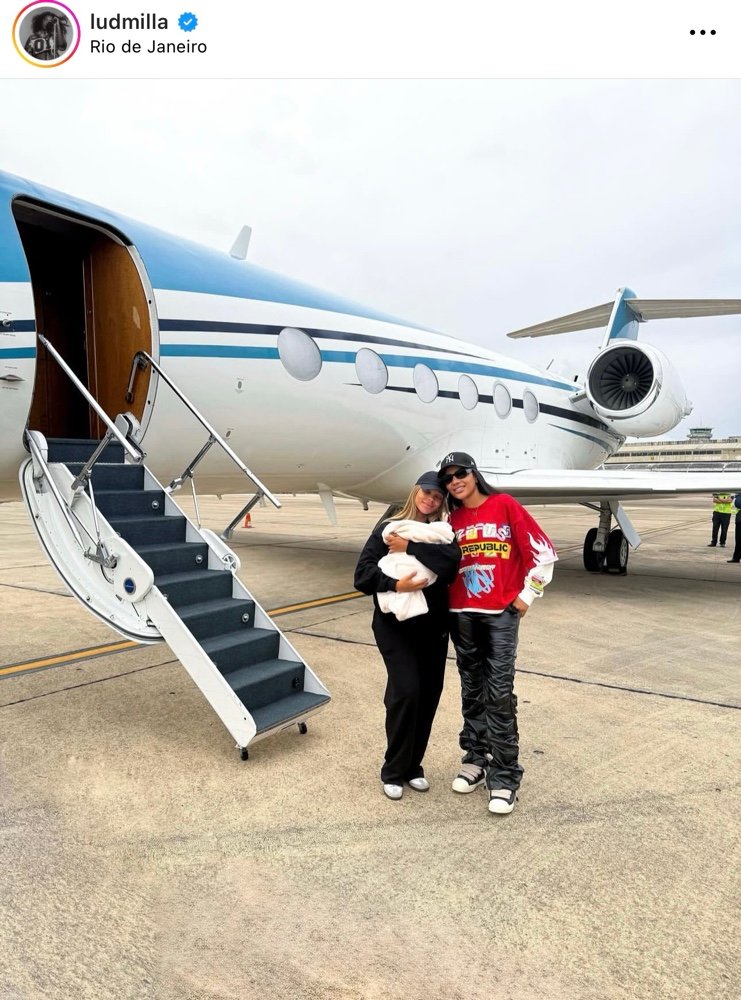 Ludmilla e Brunna Gonçalves retornam ao Brasil com a filha recém-nascida, Zuri