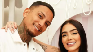 MC Mirella beija participantes em reality e Dynho Alves se pronuncia