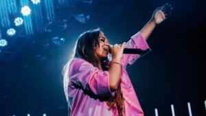 Sarah Beatriz resgata sucesso internacional que já teve versão na voz de Aline Barros