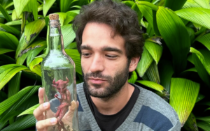 Humberto Carrão exibe “Cramulhãozinho” de Renascer e diverte fãs com referências a “Vale Tudo”