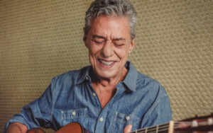 Chico Buarque completa 81 anos com homenagens de ícones da MPB