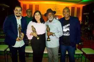 Antônio Pitanga é homenageado com o Troféu Zeca Pagodinho na abertura do 2º Festival de Cinema de Xerém