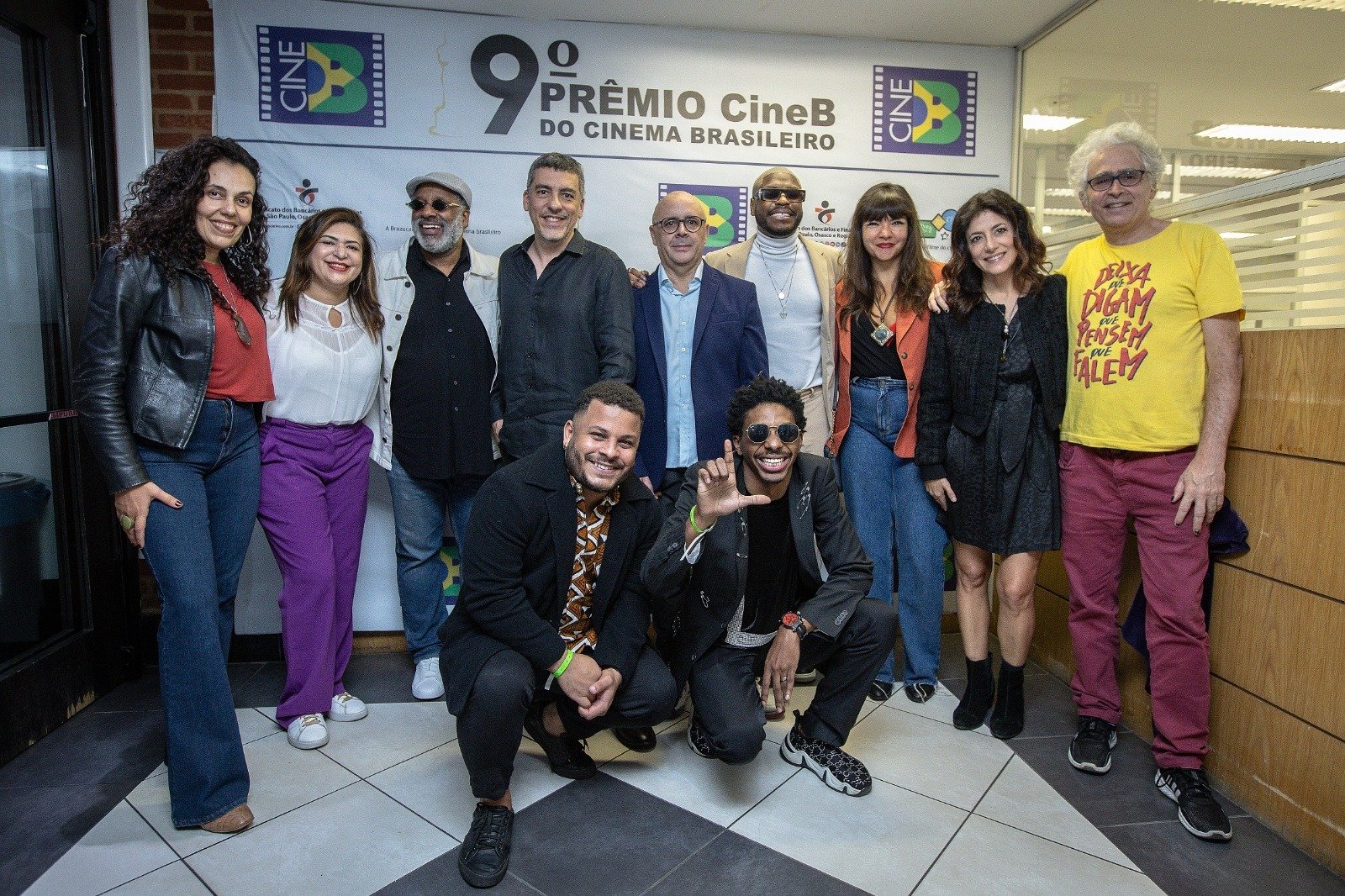 9º Prêmio Cine B_ Cynthia Alário (Brazucah), Neiva Ribeiro (Pres. Sindicato dos Bancários), Ailton Graça, Daniel Rezende(cineasta),CIdálio Vieira (CIneB), Yuri Marçal, Luiza Botelho (produtora), Marina Person, Rubens Rewald (cineasta). Sentados: Viníscius Ribeiro e Lucas Penteado. CRÉDITO: Danilo Ramos