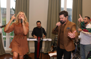 Juninho Bessa agita festa de 49 anos de Ticiane Pinheiro com show cheio de hits e emoção
