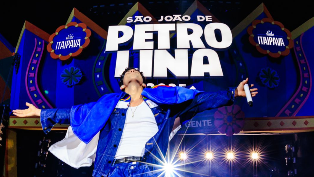 Léo Foguete realiza sonho de cantar no São João de Petrolina e se emociona com a Mãe e Avó Léo Foguete realiza sonho de cantar no São João de Petrolina e se emociona com a Mãe e Avó