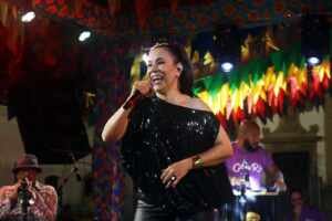 Carla Rio leva o samba arretado de Pernambuco para o mundo com sotaque, afeto e resistência