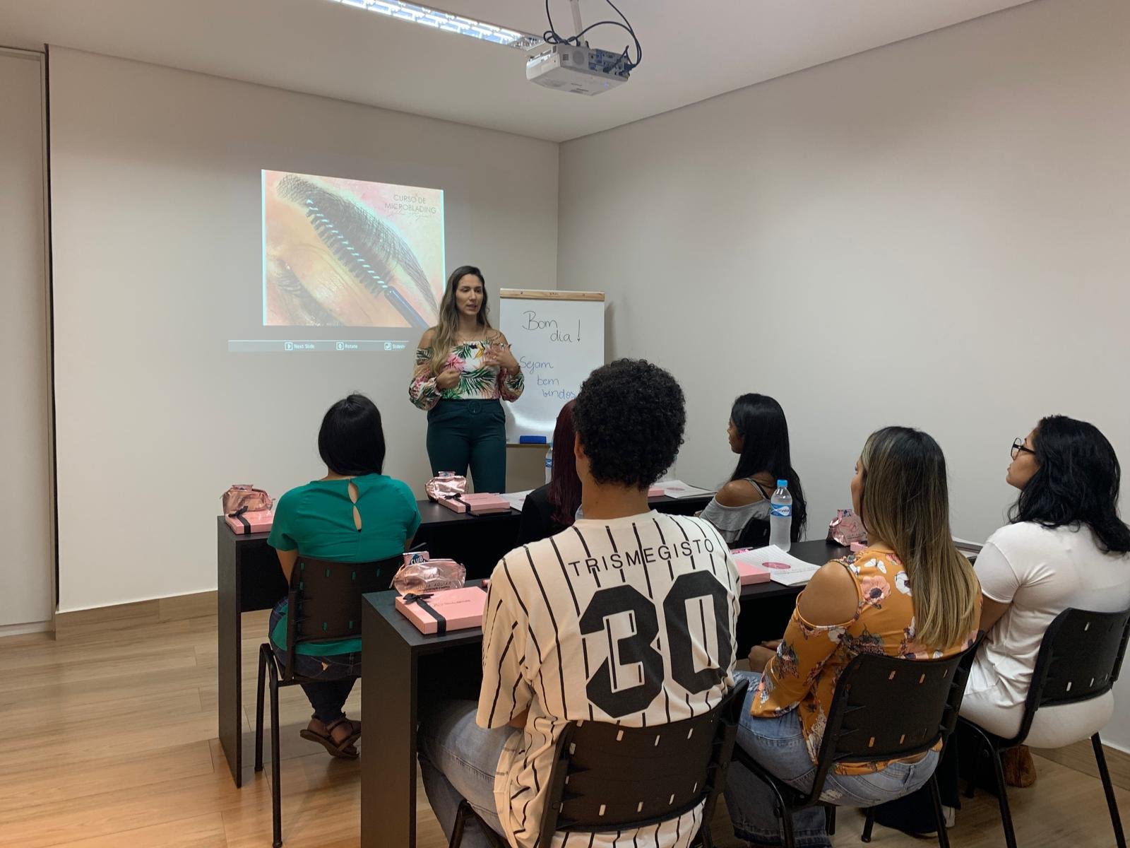 Julia Aguiar: A força técnica e criativa por trás da estética avançada no Brasil 19 IMG 20250630 WA0172