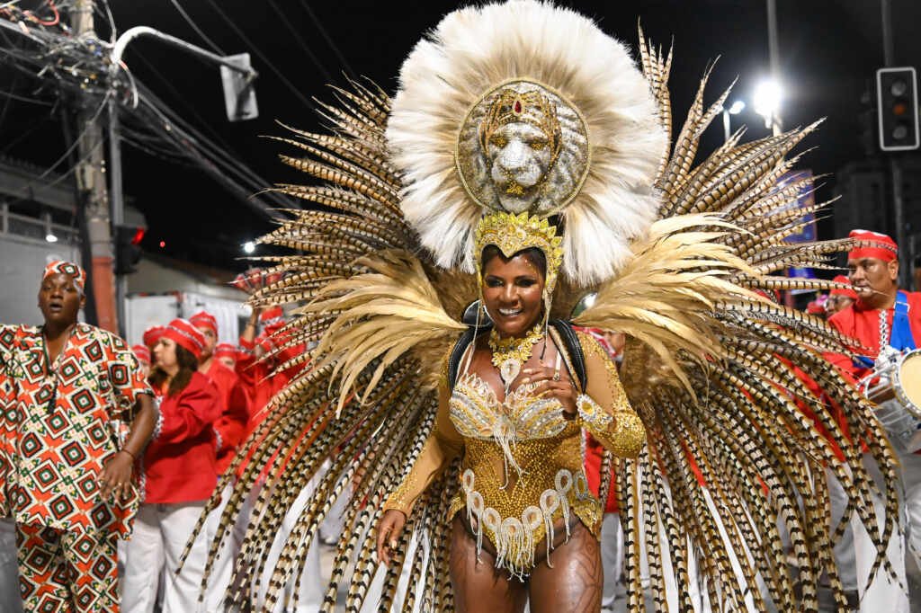 Índia Zurich se despede do posto de Rainha de Bateria do Leão de Nova Iguaçu Índia Zurich se despede do posto de Rainha de Bateria do Leão de Nova Iguaçu