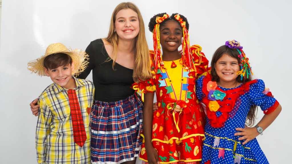Estilo caipira com toque Fashion: As estrelas mirins da Agência Vogue brilham nas Festas Juninas