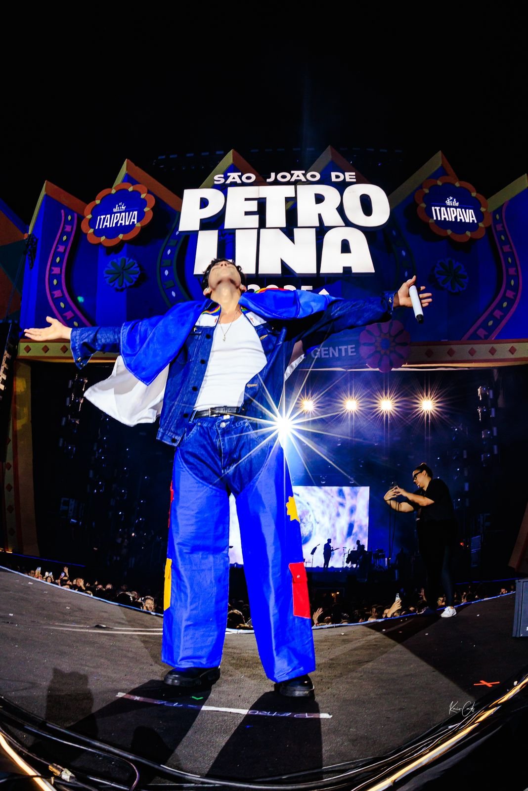 Léo Foguete realiza sonho de cantar no São João de Petrolina e se emociona com a Mãe e Avó 18 WhatsApp Image 2025 06 21 at 14.29.24 1
