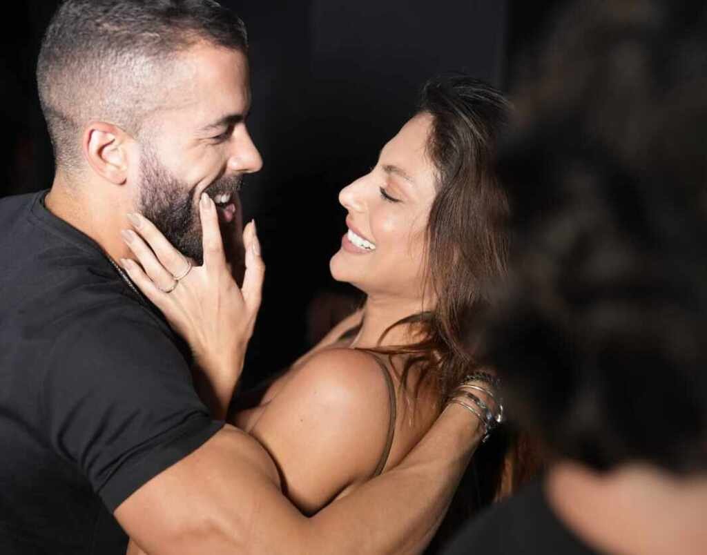 Mari Gonzalez recebe carinho de Pipo Marques ao som de Bell Marques no Arraiá do Berimbau Mari Gonzalez recebe carinho de Pipo Marques ao som de Bell Marques no Arraiá do Berimbau