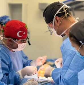 Dr. Frederico Keim realiza cirurgia ao vivo com médico da Turquia
