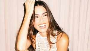 Deborah Secco posa de body transparente e ganha elogios: ‘Deusa’
