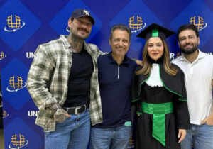 Lucas Lucco celebra nova conquista da mãe, Karina, formada em Educação Física