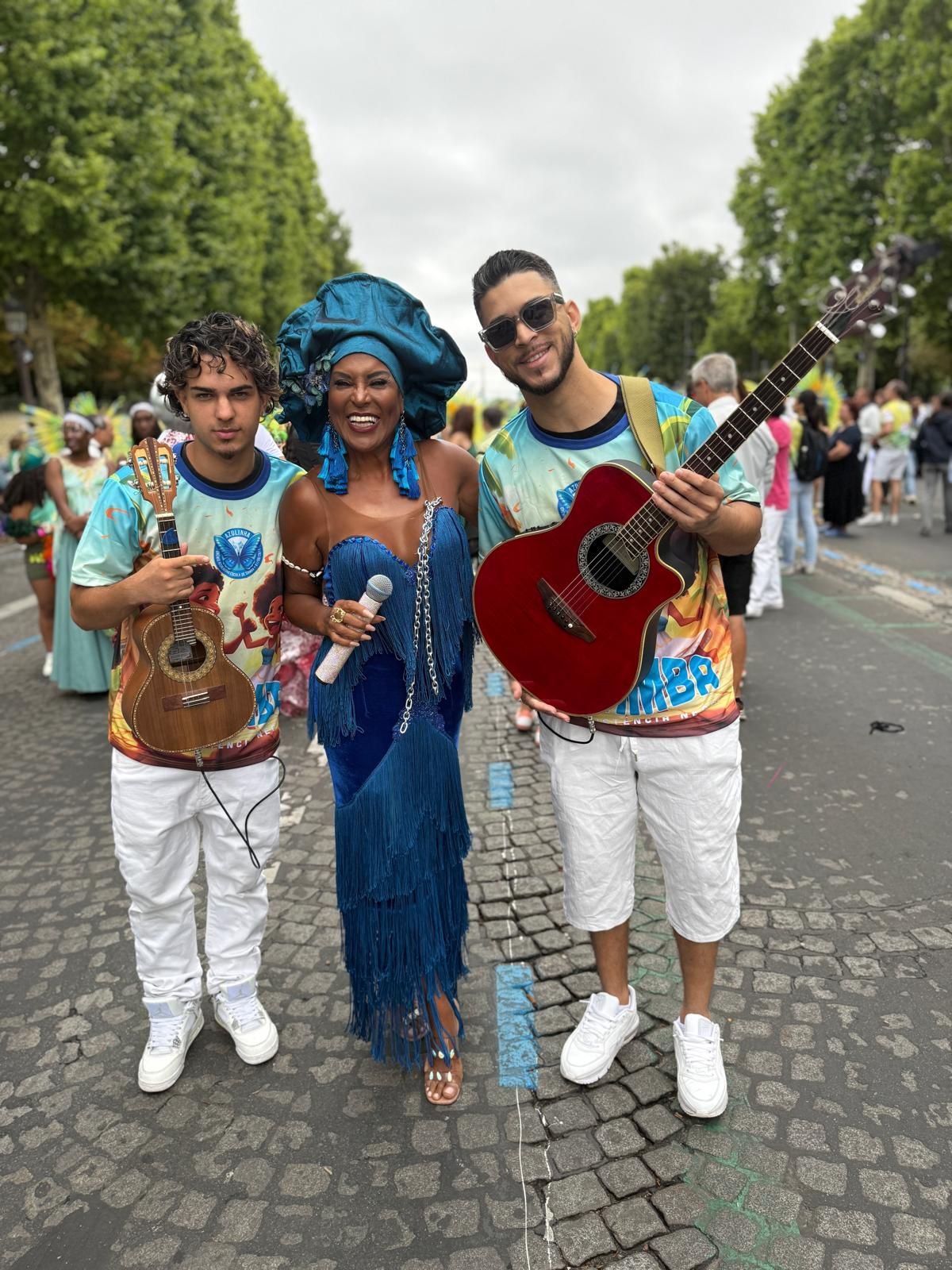 Carnaval em Paris: Cantora brasileira Pipa Brasey brilha em carro de som da “Azulinha” 20 IMG 20250717 WA0207