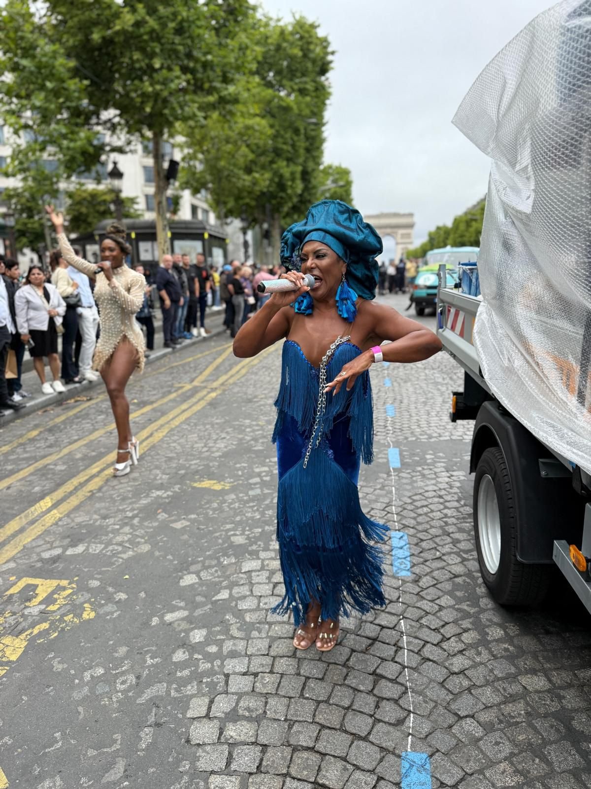 Carnaval em Paris: Cantora brasileira Pipa Brasey brilha em carro de som da “Azulinha” 21 IMG 20250717 WA02081