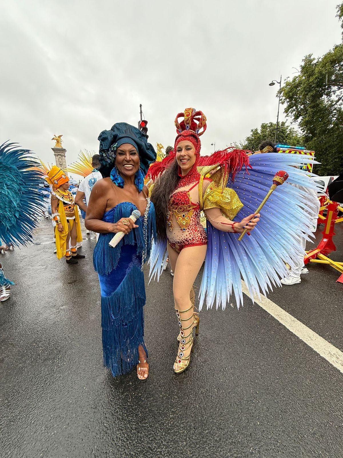 Carnaval em Paris: Cantora brasileira Pipa Brasey brilha em carro de som da “Azulinha” 19 IMG 20250717 WA02091