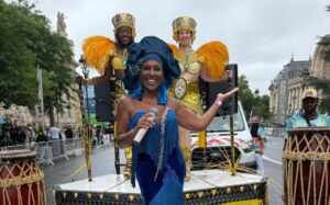 Carnaval em Paris: Cantora brasileira Pipa Brasey brilha em carro de som da “Azulinha”