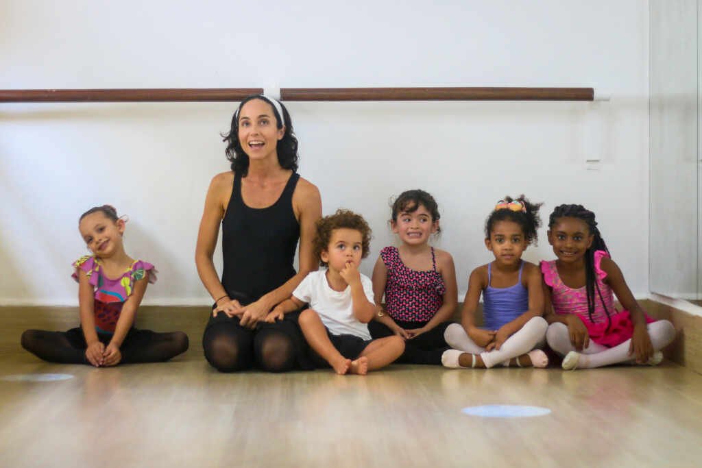 Da vila para as escolas: Manu Berardo transforma a infância com balé, arte e natureza