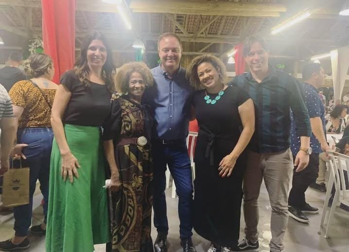 Prefeito de Colombo e primeira dama com a fundadora e os pastores presidentes de Colombo