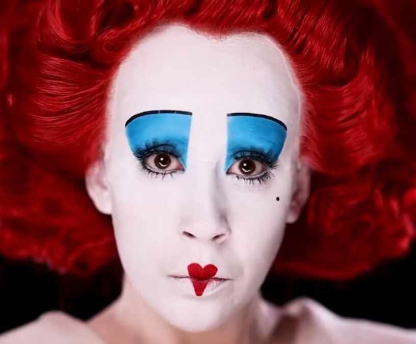 Camila Pudim viraliza com cena icônica de “Cortem-lhe a cabeça!” em novo vídeo de Alice no País das Maravilhas