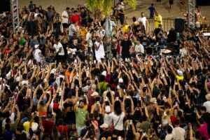 Mumuzinho volta a Manaus e faz show surpresa gratuito para mais de oito mil pessoas