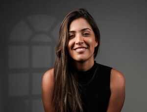 Taty Moço conquista Portugal com humor afiado em seu novo show de stand-up
