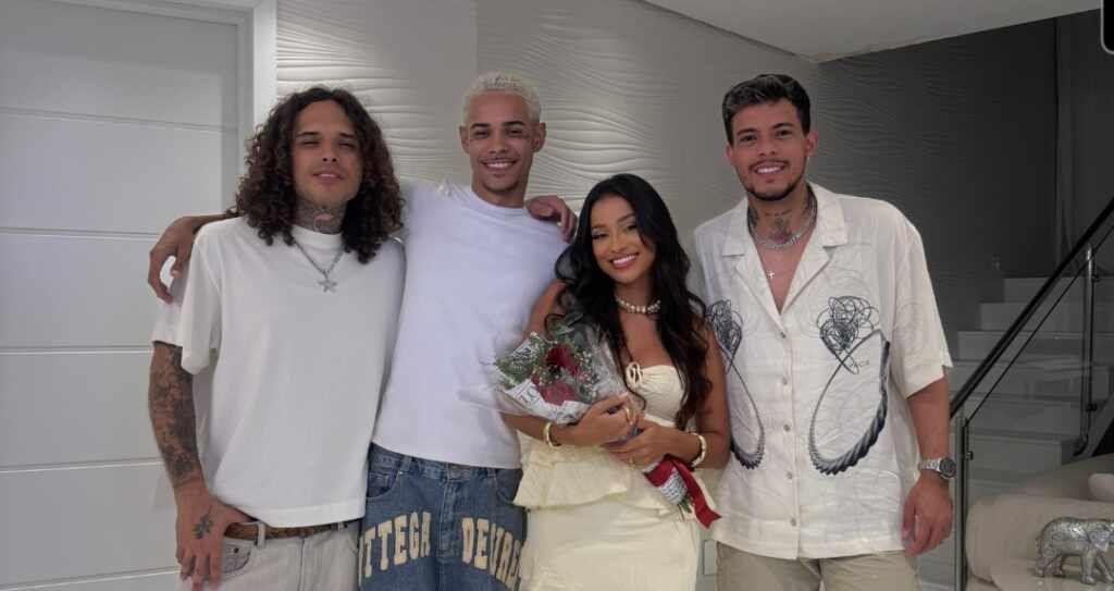Vitão, Felipe Amorim e Bin ‘invadem’ apartamento de Nanda Caroll 