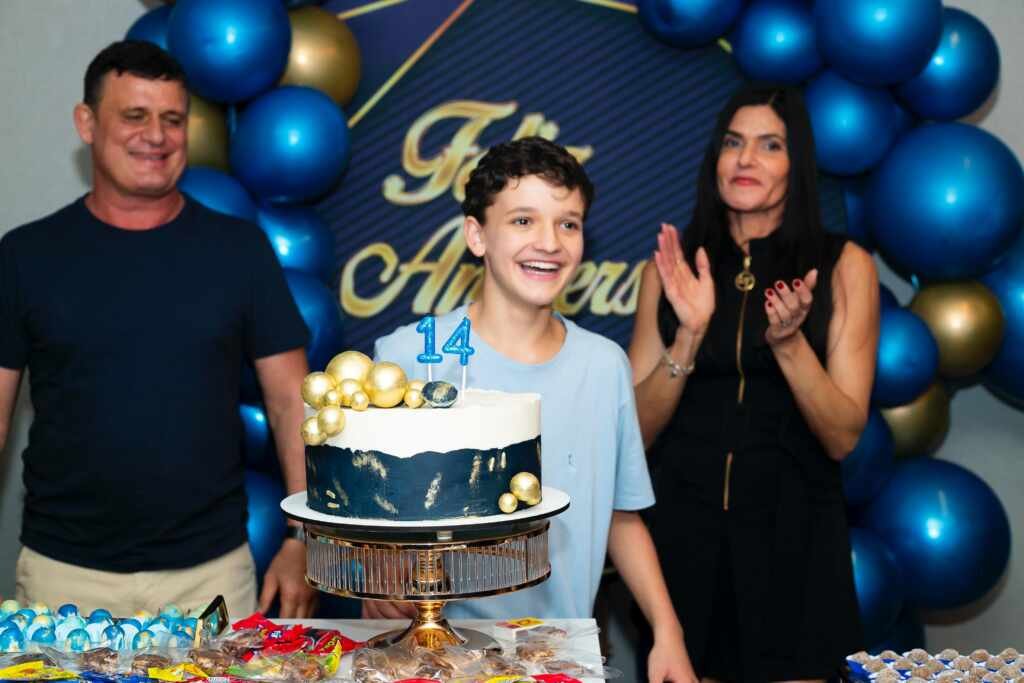 Miguel Galhardo celebra 14 anos com festa animada ao lado de amigos e família no Rio