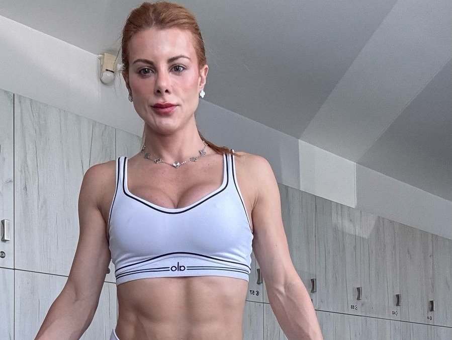 Deborah Albuquerque revela rotina de treinos e diz: “Treinar, pra mim, é como escovar os dentes”