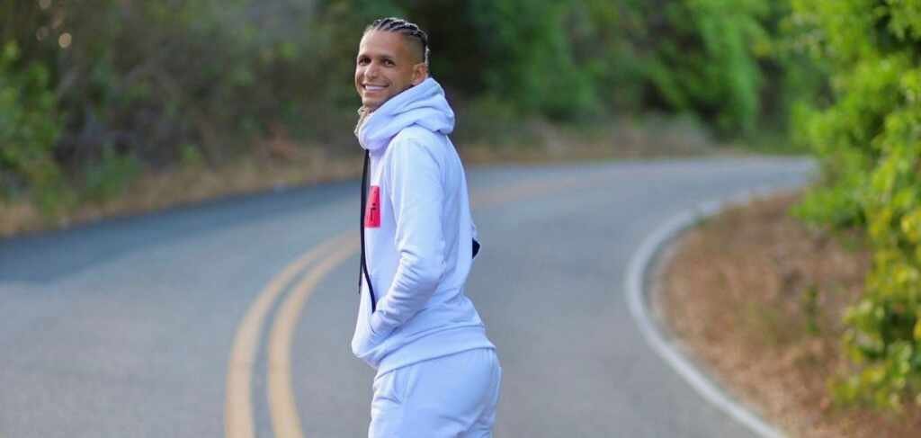 Influencer cristão Leandro Pessoa transforma oração em ação e viraliza ajudando o próximo