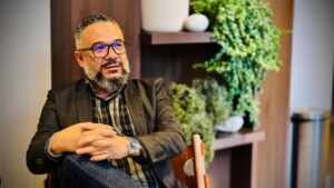 Henrique Felipe apresenta “Comendo pelas Beiradas” e explora a superação através da literatura