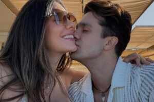 Luan Santana posa aos beijos com Jade Magalhães nos bastidores de show